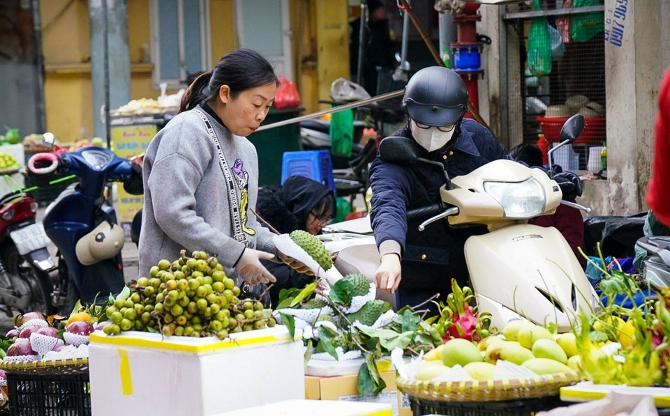 Chuẩn bị những đồ cần thiết cho mâm ngũ quả ngày cuối năm. (Ảnh: Khánh Hòa/TTXVN)
