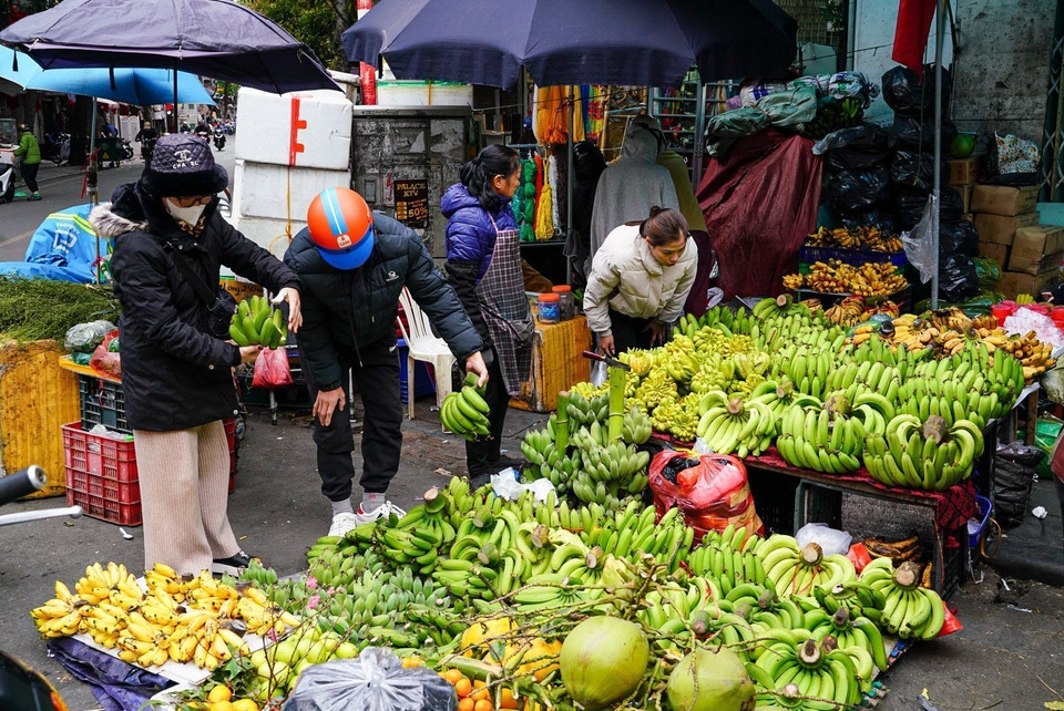 Không khí mua sắm tấp nập ngày tất niên ở chợ Nguyễn Thiện Thuật, quận Hoàn Kiếm. (Ảnh: Khánh Hòa/TTXVN)