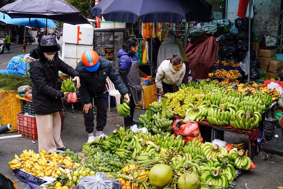Không khí mua sắm tấp nập ngày tất niên ở chợ Nguyễn Thiện Thuật, quận Hoàn Kiếm. (Ảnh: Khánh Hòa/TTXVN)
