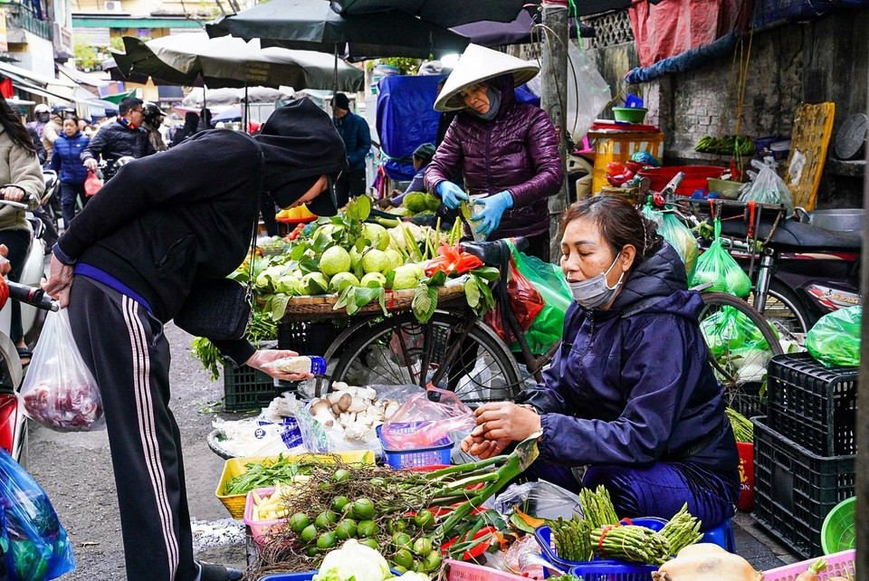 Không khí mua sắm tấp nập ngày tất niên ở chợ Nguyễn Thiện Thuật, quận Hoàn Kiếm. (Ảnh: Khánh Hòa/TTXVN)