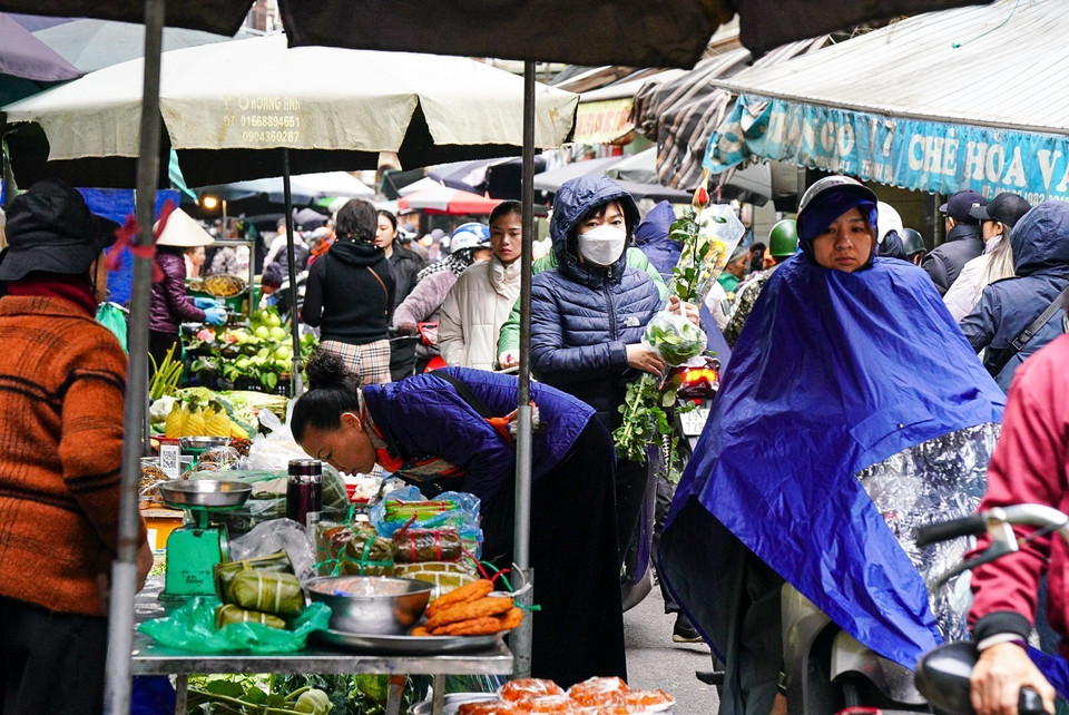 Không khí mua sắm tấp nập ngày tất niên ở chợ Nguyễn Thiện Thuật, quận Hoàn Kiếm. (Ảnh: Khánh Hòa/TTXVN)