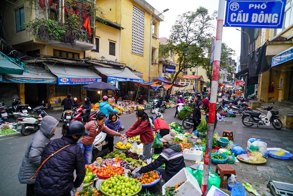 Không khí mua sắm tấp nập ngày tất niên ở chợ Nguyễn Thiện Thuật, quận Hoàn Kiếm. (Ảnh: Khánh Hòa/TTXVN)