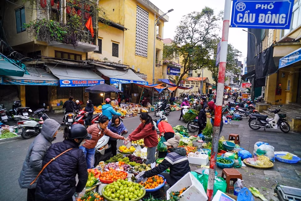 Không khí mua sắm tấp nập ngày tất niên ở chợ Nguyễn Thiện Thuật, quận Hoàn Kiếm. (Ảnh: Khánh Hòa/TTXVN)