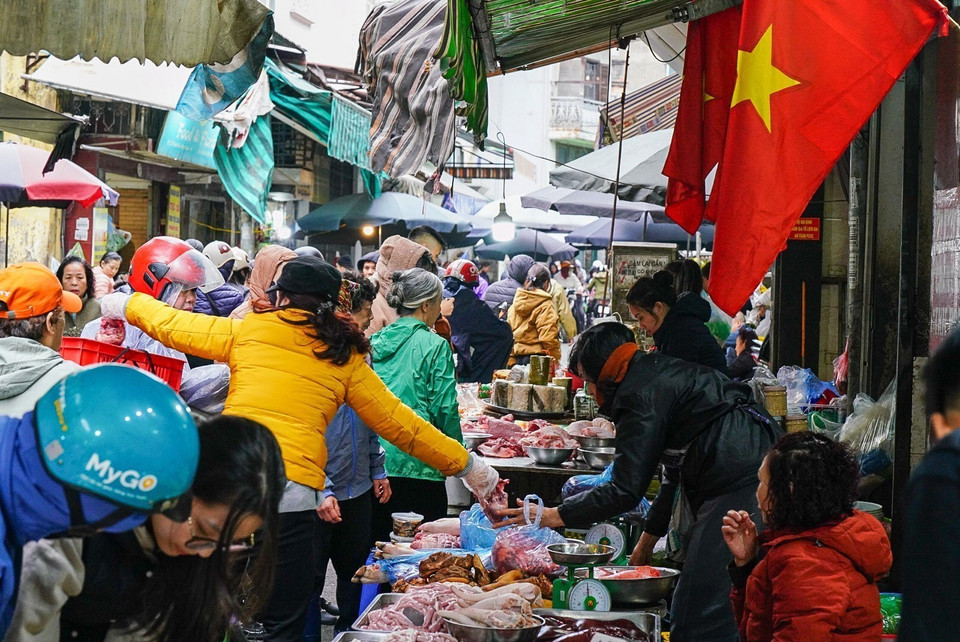 Không khí mua sắm tấp nập ngày tất niên ở chợ Nguyễn Thiện Thuật, quận Hoàn Kiếm. (Ảnh: Khánh Hòa/TTXVN)