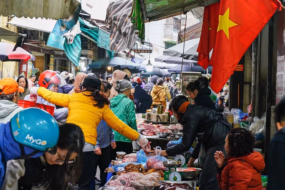 Không khí mua sắm tấp nập ngày tất niên ở chợ Nguyễn Thiện Thuật, quận Hoàn Kiếm. (Ảnh: Khánh Hòa/TTXVN)