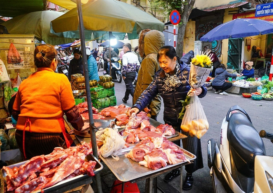 Không khí mua sắm tấp nập ngày tất niên ở chợ Nguyễn Thiện Thuật, quận Hoàn Kiếm. (Ảnh: Khánh Hòa/TTXVN)