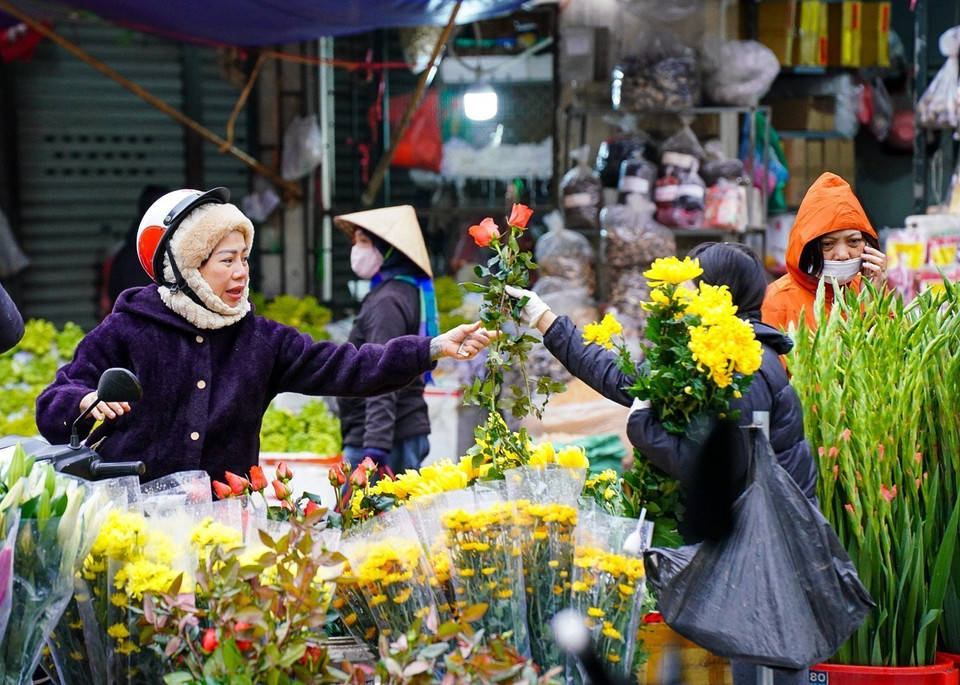 Người dân mua sắm, chuẩn bị những đồ cần thiết cho mâm cúng tất niên. (Ảnh: Khánh Hòa/TTXVN)