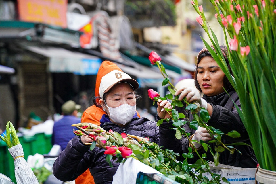 Người dân mua sắm, chuẩn bị những đồ cần thiết cho mâm cúng tất niên. (Ảnh: Khánh Hòa/TTXVN)
