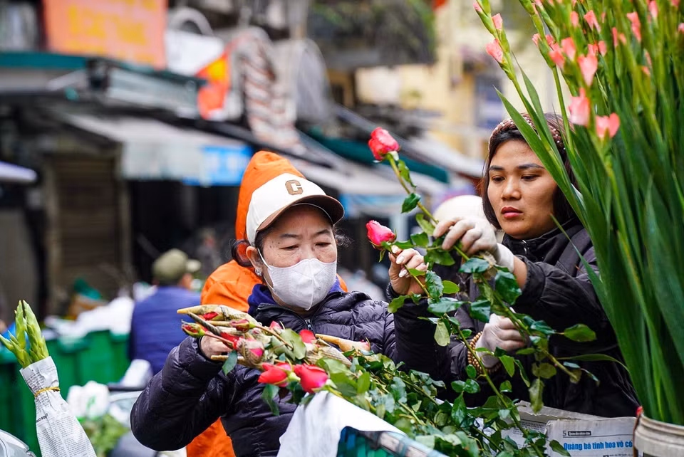 Người dân mua sắm, chuẩn bị những đồ cần thiết cho mâm cúng tất niên. (Ảnh: Khánh Hòa/TTXVN)