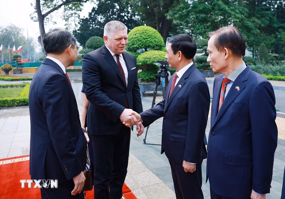 Thủ tướng Slovakia Robert Fico với thành viên đoàn Việt Nam. (Ảnh: Dương Giang/TTXVN)