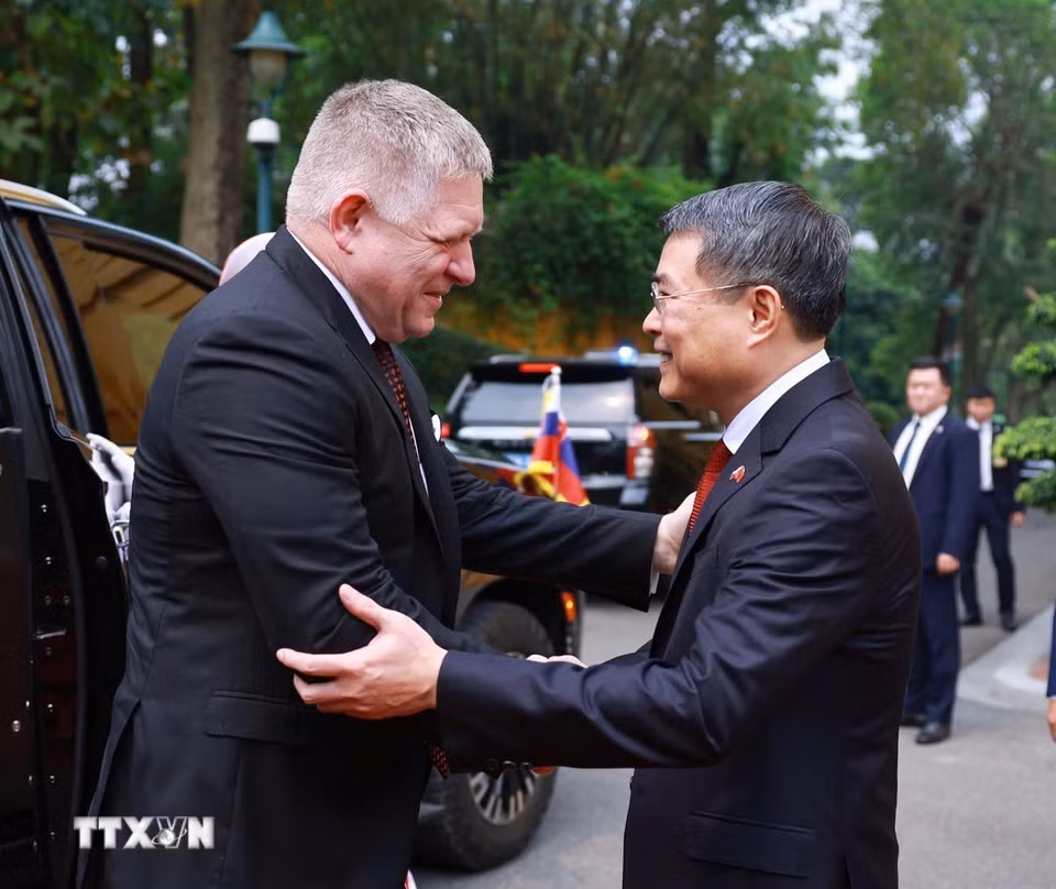 Thủ tướng Lê Minh Hưng đón Thủ tướng Slovakia Robert Fico. (Ảnh: Dương Giang/TTXVN)