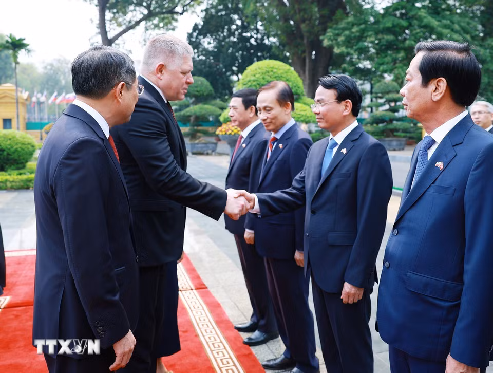 Thủ tướng Lê Minh Hưng giới thiệu với Thủ tướng Slovakia Robert Fico thành viên đoàn Việt Nam. (Ảnh: Dương Giang/TTXVN)