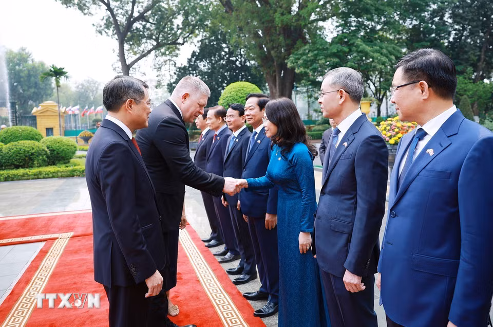 Thủ tướng Lê Minh Hưng giới thiệu với Thủ tướng Slovakia Robert Fico thành viên đoàn Việt Nam. (Ảnh: Dương Giang/TTXVN)