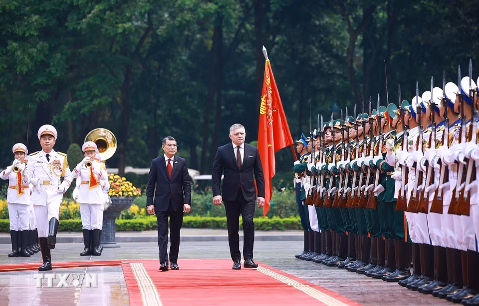 Thủ tướng Lê Minh Hưng và Thủ tướng Slovakia Robert Fico duyệt Đội danh dự Quân đội Nhân dân Việt Nam. (Ảnh: Dương Giang/TTXVN)