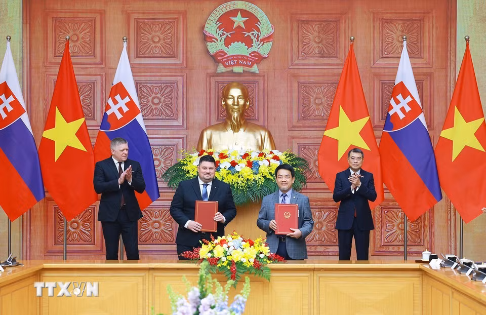 Thủ tướng Lê Minh Hưng và Thủ tướng Robert Fico chứng kiến trao Biên bản ghi nhớ Viện Năng lượng nguyên tử Việt Nam và Viện Nghiên cứu Nhà máy điện hạt nhân Slovakia. (Ảnh: Dương Giang/TTXVN)