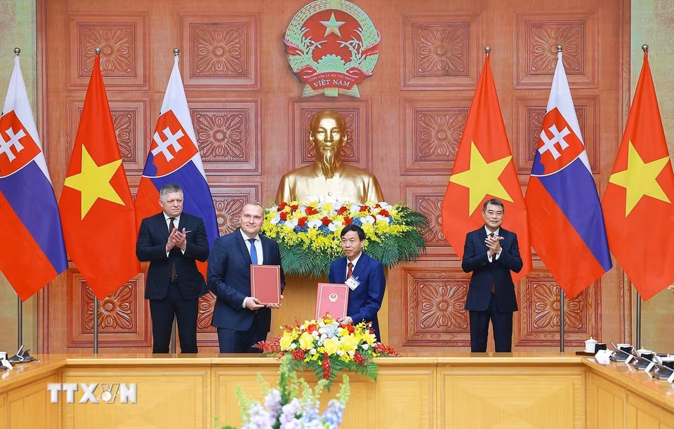 Thủ tướng Lê Minh Hưng và Thủ tướng Robert Fico chứng kiến trao Thỏa thuận hợp tác giữa Ủy ban nhân dân tỉnh Điện Biên và Chính quyền thành phố Vysoké Tatry trong các lĩnh vực kinh tế - thương mại - khoa học - kỹ thuật và văn hóa giai đoạn 2026 - 2031. (Ảnh: Dương Giang/TTXVN)