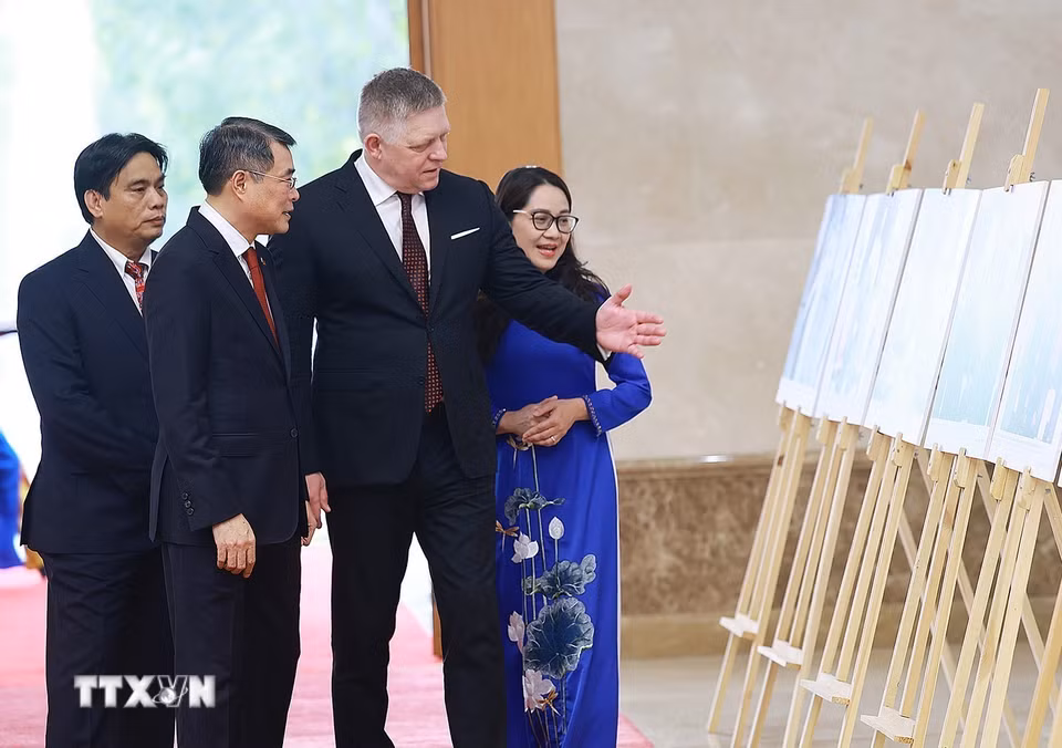 Thủ tướng Lê Minh Hưng và Thủ tướng Slovakia Robert Fico tham quan trưng bày ảnh về quan hệ hợp tác giữa hai nước, do Thông tấn xã Việt Nam thực hiện. (Ảnh: Dương Giang/TTXVN)