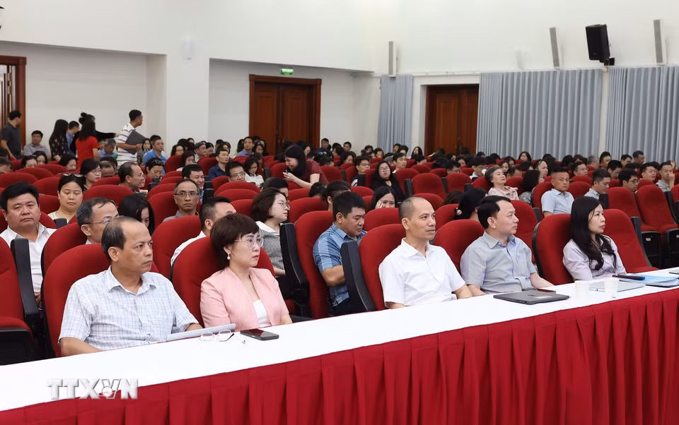 Các đảng viên thuộc Đảng bộ Thông tấn xã Việt Nam dự hội nghị trực tuyến tại điểm cầu trụ sở TTXVN (số 5 Lý Thường Kiệt, Hà Nội). (Ảnh: Quốc Khánh/TTXVN)