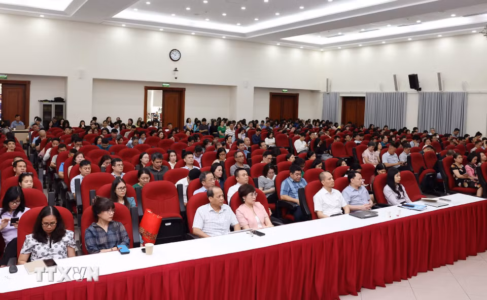 Các đảng viên thuộc Đảng bộ Thông tấn xã Việt Nam dự hội nghị trực tuyến tại điểm cầu trụ sở TTXVN (số 5 Lý Thường Kiệt, Hà Nội). (Ảnh: Quốc Khánh/TTXVN)