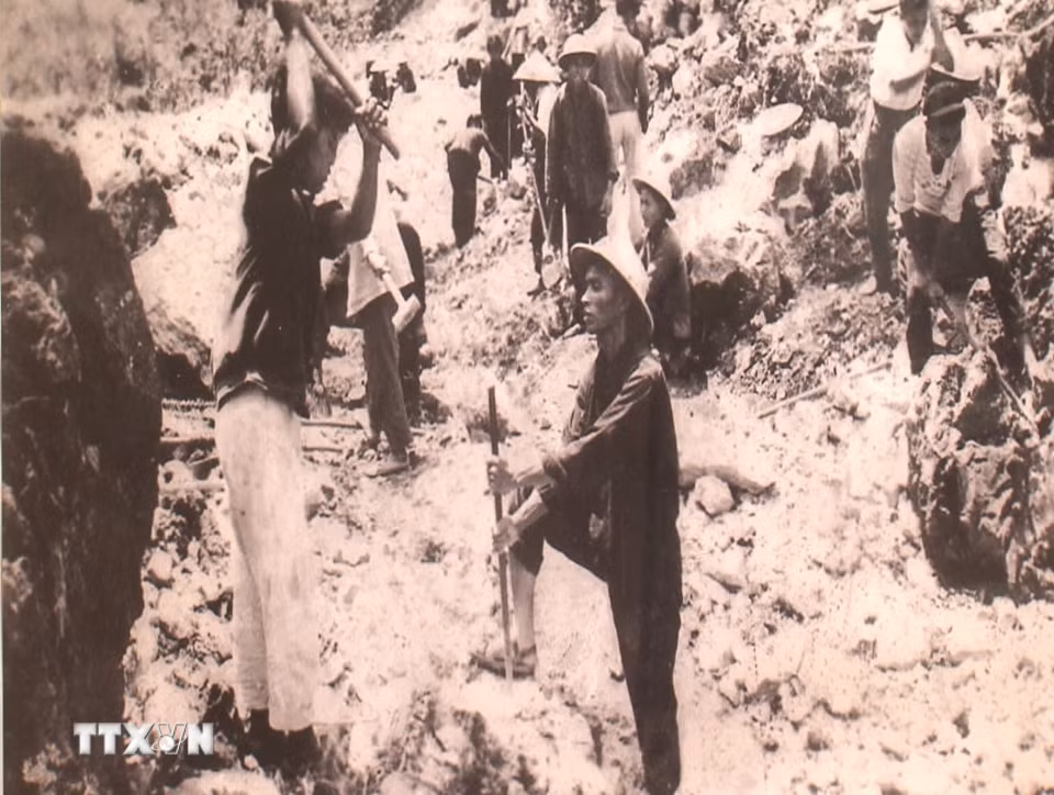 Công nhân đục choòng mở lỗ mìn phá đá ở Lũng Cẩm, Sà Phìn, Đồng Văn (1963), xây dựng quốc lộ 4C “con đường Hạnh phúc” từ Hà Giang qua Quản Bạ, Yên Minh rồi lên Đồng Văn và Mèo Vạc. (Ảnh: Tư liệu/TTXVN phát)