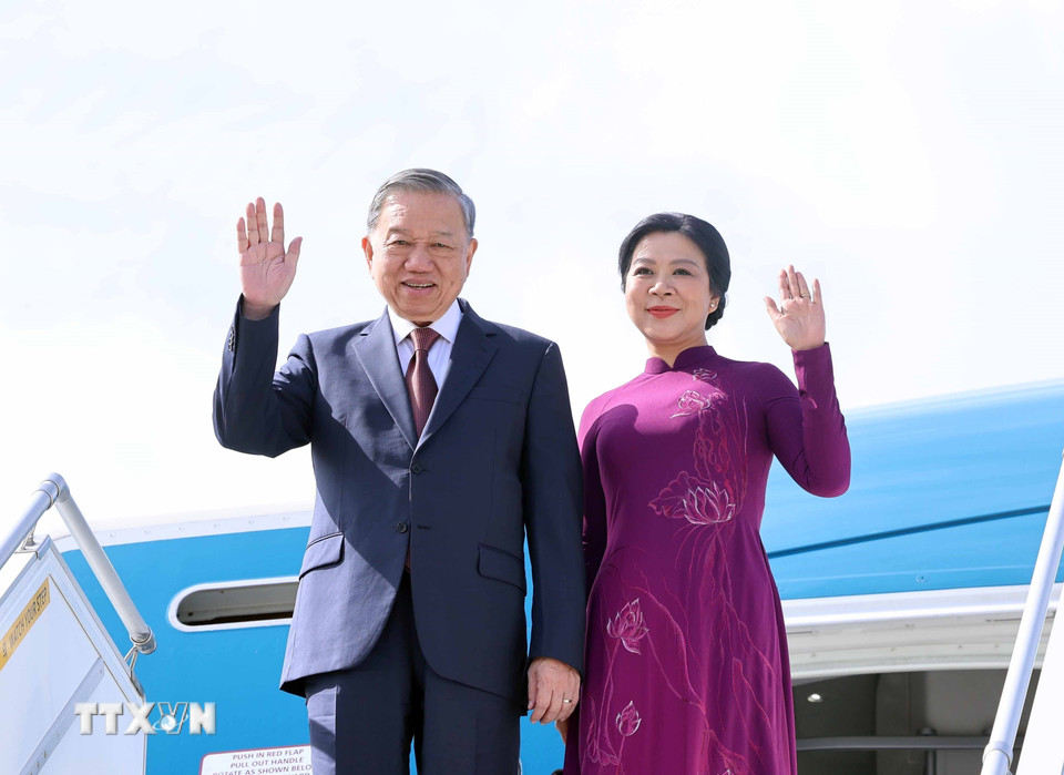 Tổng Bí thư Tô Lâm và Phu nhân đến sân bay quốc tế Gimhae, thành phố Busan, Hàn Quốc. (Ảnh: Thống Nhất/TTXVN)