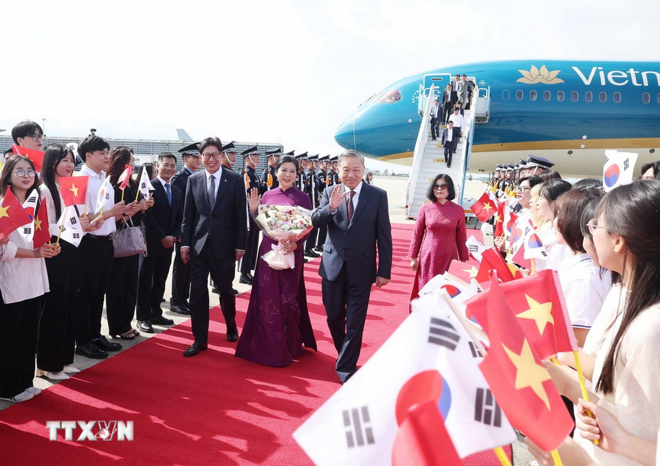 Lễ đón Tổng Bí thư Tô Lâm và Phu nhân tại sân bay quốc tế Gimhae, thành phố Busan, Hàn Quốc. (Ảnh: Thống Nhất/TTXVN)