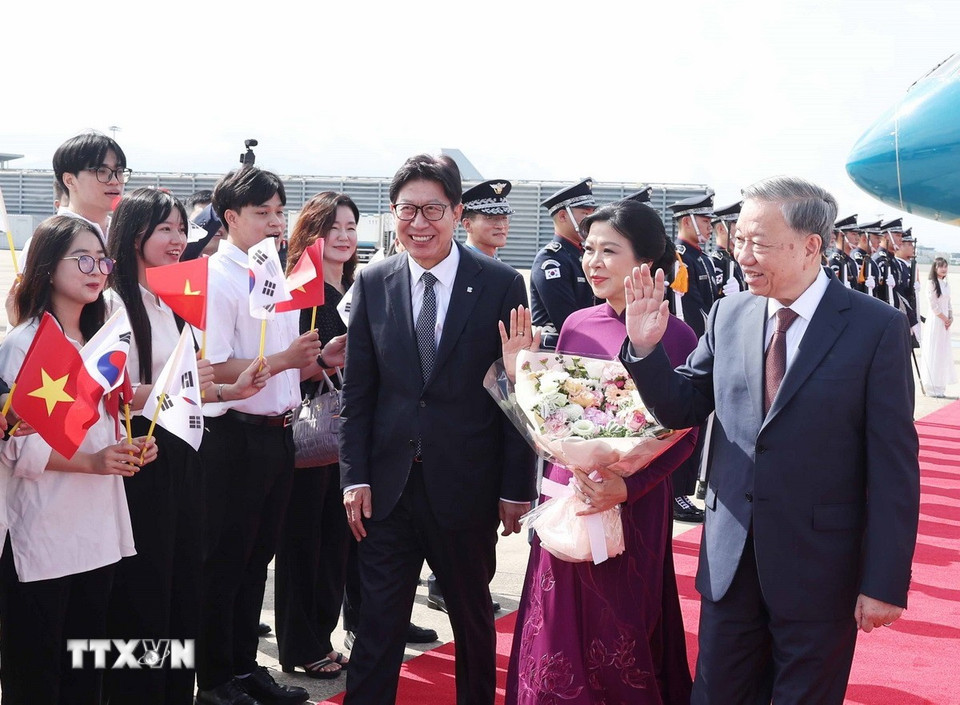 Lễ đón Tổng Bí thư Tô Lâm và Phu nhân tại sân bay quốc tế Gimhae, thành phố Busan, Hàn Quốc. (Ảnh: Thống Nhất/TTXVN)