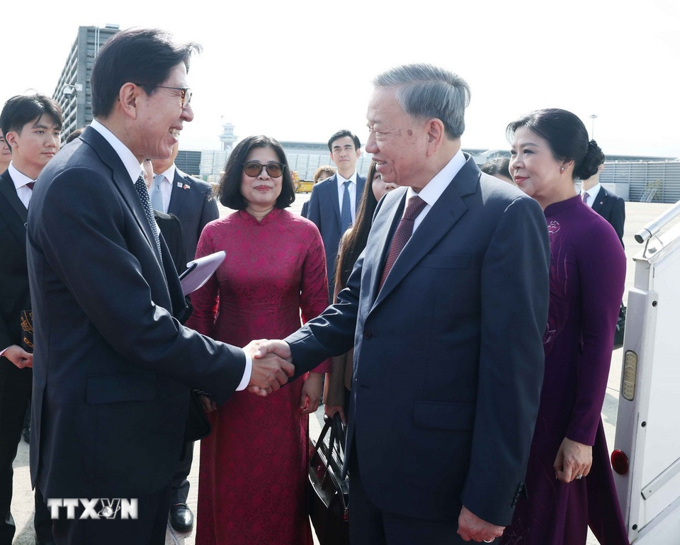 Lãnh đạo thành phố Busan đón Tổng Bí thư Tô Lâm và Phu nhân tại sân bay quốc tế Gimhae. (Ảnh: Thống Nhất/TTXVN)
