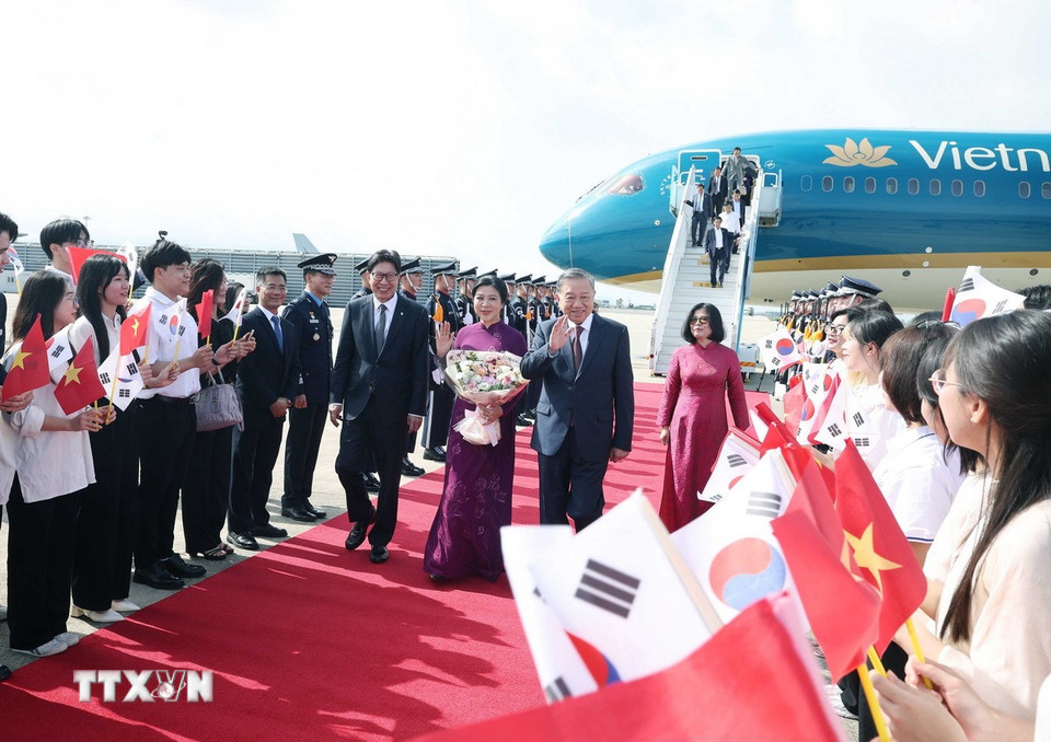 Lễ đón Tổng Bí thư Tô Lâm và Phu nhân tại sân bay quốc tế Gimhae, thành phố Busan, Hàn Quốc. (Ảnh: Thống Nhất/TTXVN)