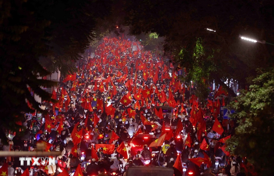 Người hâm mộ Thủ đô tràn ra đường ăn mừng chiến thắng của đội tuyển Việt Nam, đêm 5/1. (Ảnh: Phạm Kiên/TTXVN)