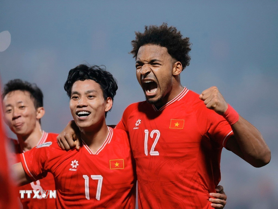 Xuân Son giành cả 2 danh hiệu “Cầu thủ xuất sắc nhất” và “Vua phá lưới” của Giải với 7 bàn thắng. (Ảnh: Minh Quyết/TTXVN)