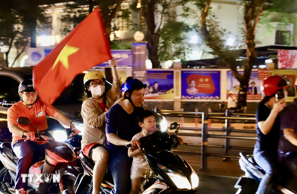 Cổ động viên Thành phố Hồ Chí Minh đổ xuống đường ăn mừng chiến thắng của đội tuyển Việt Nam. (Ảnh: Hồng Giang/TTXVN)