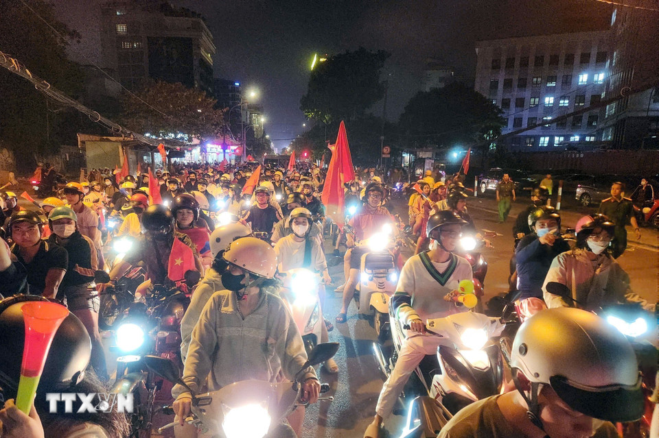 Người dân Thành phố Hồ Chí Minh đổ ra đường ăn mừng sau chiến thắng của đội tuyển Việt Nam. (Ảnh: Mạnh Linh/TTXVN)