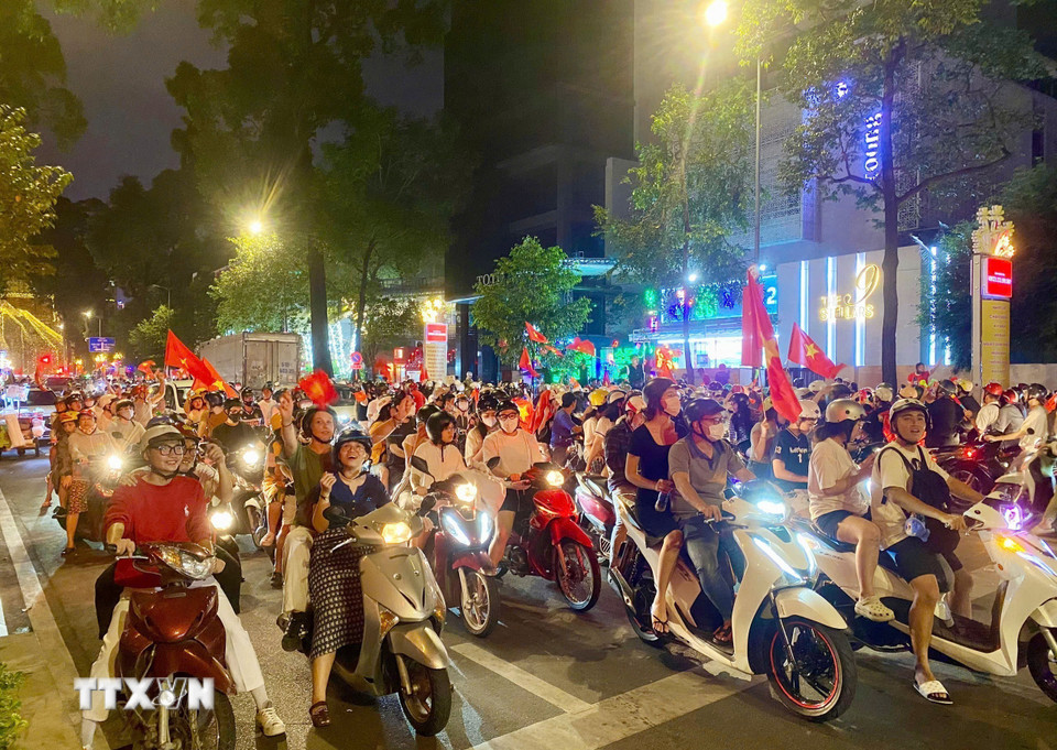 Người hâm mộ Thành phố Hồ Chí Minh xuống đường mừng chiến thắng của đội tuyển Việt Nam. (Ảnh: Hồng Giang/TTXVN)