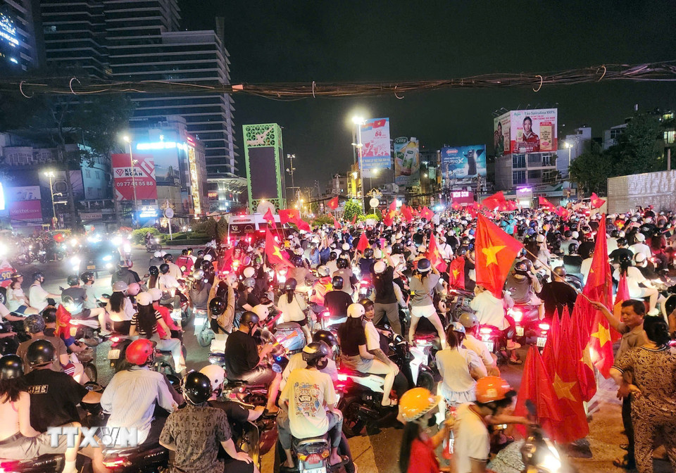 Các tuyến đường tại Thành phố Hồ Chí Minh rợp cờ đỏ sao vàng trong đêm 5/1/2025. (Ảnh: Mạnh Linh/TTXVN)