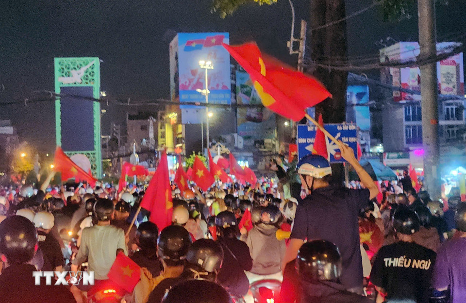 Cổ động viên tại Thành phố Hồ Chí Minh xuống đường mừng chiến thắng của đội tuyển Việt Nam. (Ảnh: Mạnh Linh/TTXVN)
