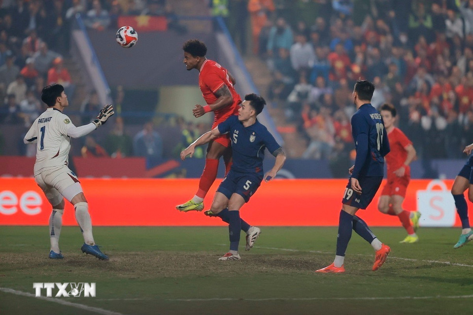 Xuân Son lập cú đúp, giúp Việt Nam giành chiến thắng 2-1 trong trận chung kết lượt đi trên sân Việt Trì, tối 2/1. (Ảnh: Minh Quyết/TTXVN)