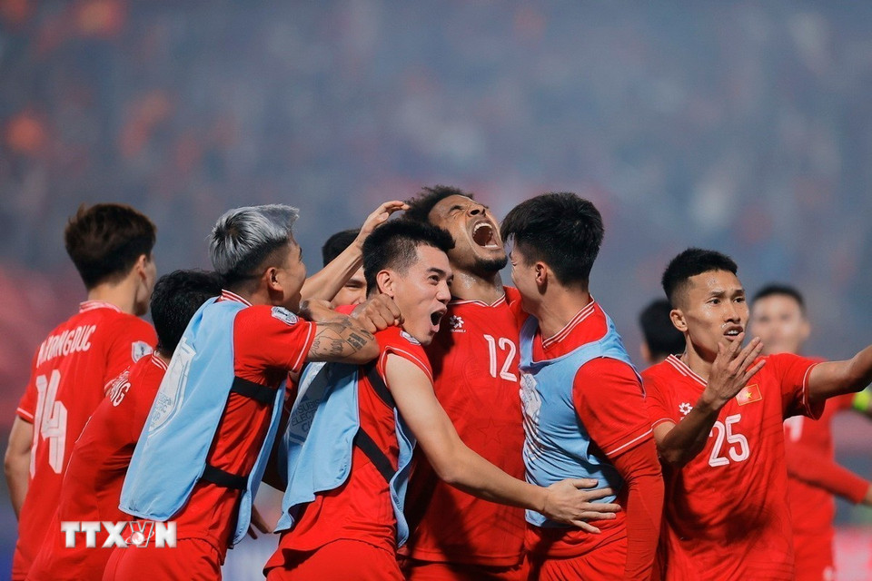 Các cầu thủ Việt Nam ăn mừng bàn thắng mở tỷ số của Xuân Son ở phút 59 của trận chung kết lượt đi trên sân Việt Trì, tối 2/1. (Ảnh: Minh Quyết/TTXVN)