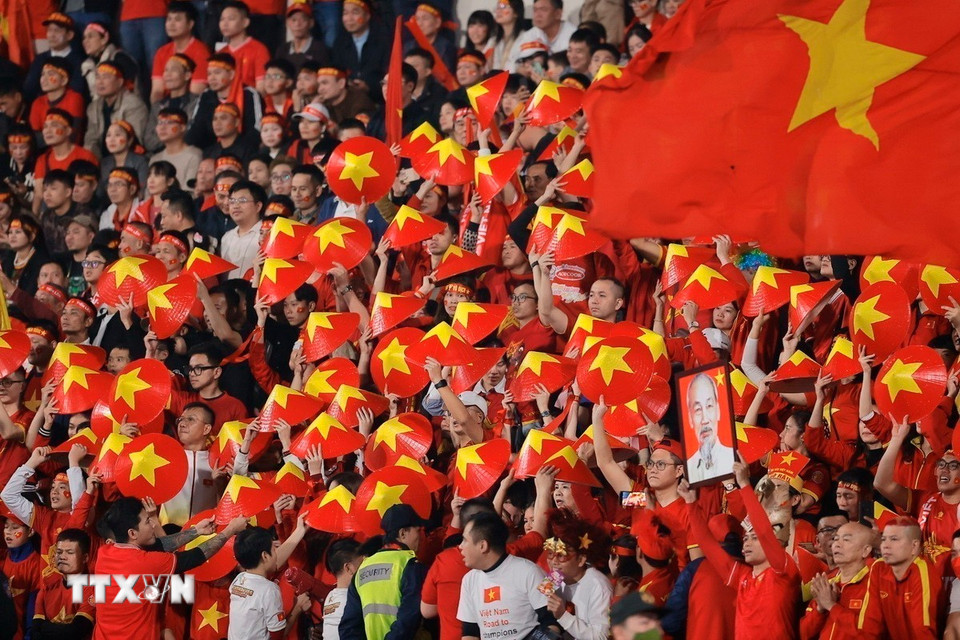 Cổ động viên Việt Nam trên sân Việt Trì “tiếp lửa” cho đội tuyển thi đấu trong trận chung kết lượt đi, tối 2/1. (Ảnh: Minh Quyết/TTXVN)