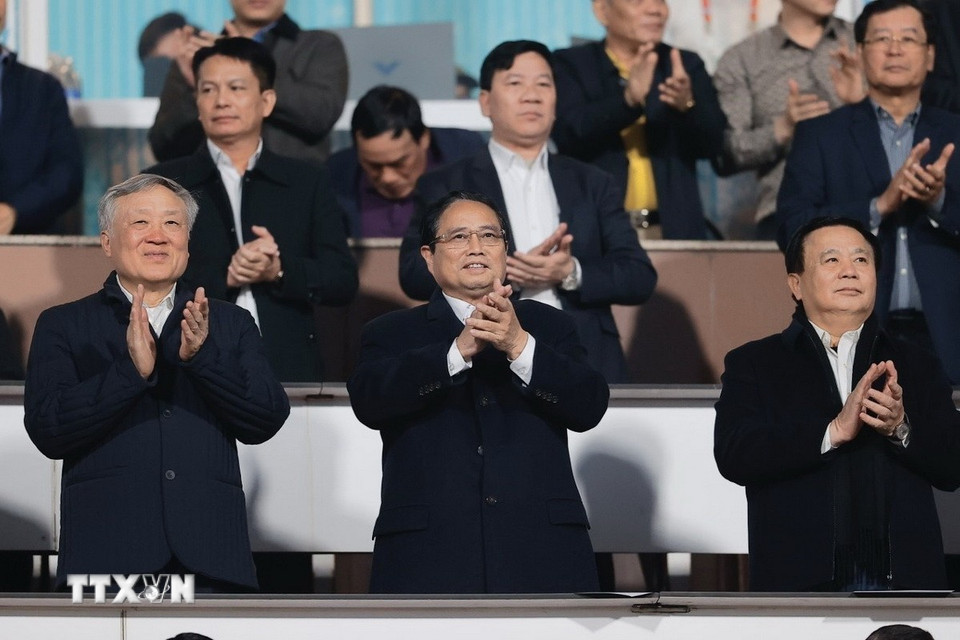 Thủ tướng Phạm Minh Chính, Phó Thủ tướng Thường trực Nguyễn Hòa Bình và Giám đốc Học viện Chính trị Quốc gia Hồ Chí Minh Nguyễn Xuân Thắng đến sân Việt Trì cổ vũ đội tuyển trong trận chung kết lượt đi, tối 2/1. (Ảnh: Minh Quyết/TTXVN)