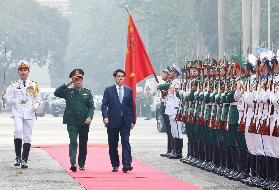 Chủ tịch nước Lương Cường duyệt đội danh dự. (Ảnh: Lâm Khánh/TTXVN)