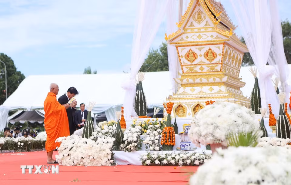 Tổng Bí thư, Chủ tịch nước Lào dành phút mặc niệm tưởng nhớ và tiễn biệt đồng chí Xaysomphone Phomvihane. (Ảnh: Xuân Tú/TTXVN)