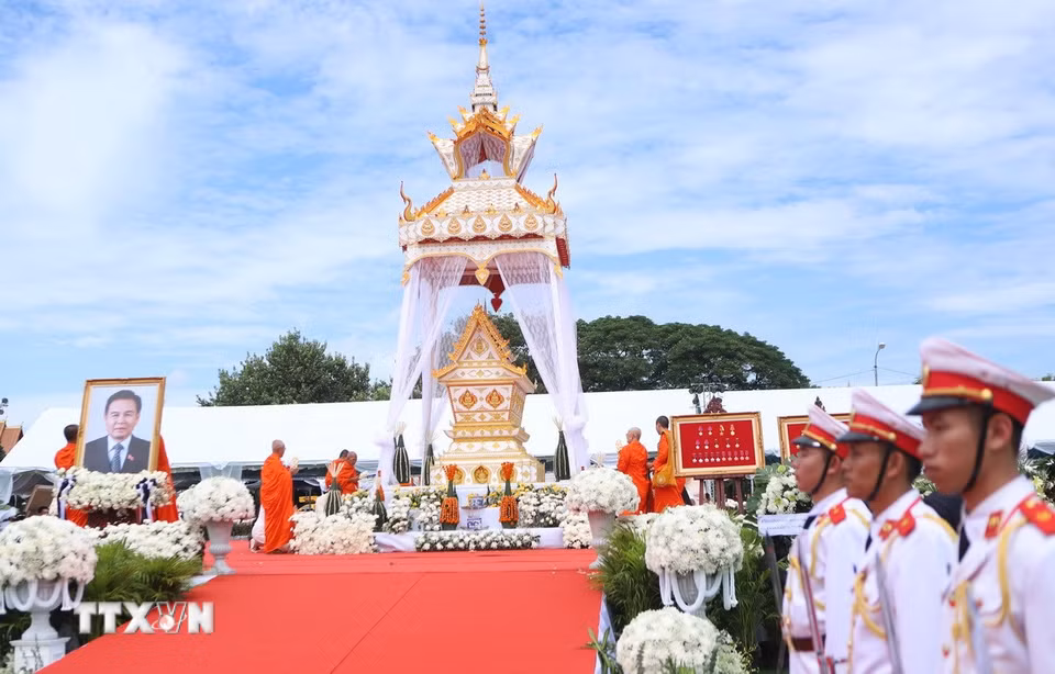 Nghi thức đặt hương, hoa tiễn biệt đồng chí Xaysomphone Phomvihane. (Ảnh: Xuân Tú/TTXVN)