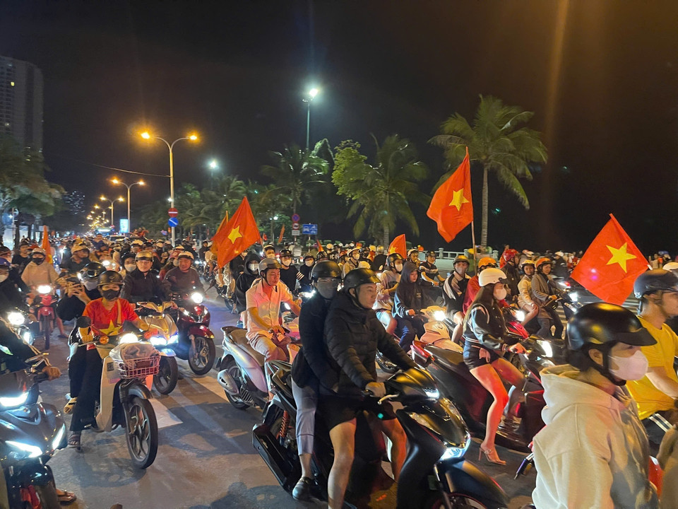 Người hâm mộ Nha Trang xuống phố ăn mừng. (Ảnh Đặng Tuấn/TTXVN)