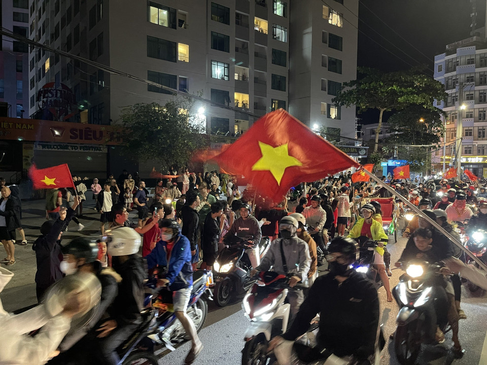 Người hâm mộ Nha Trang xuống phố ăn mừng. (Ảnh Đặng Tuấn/TTXVN)