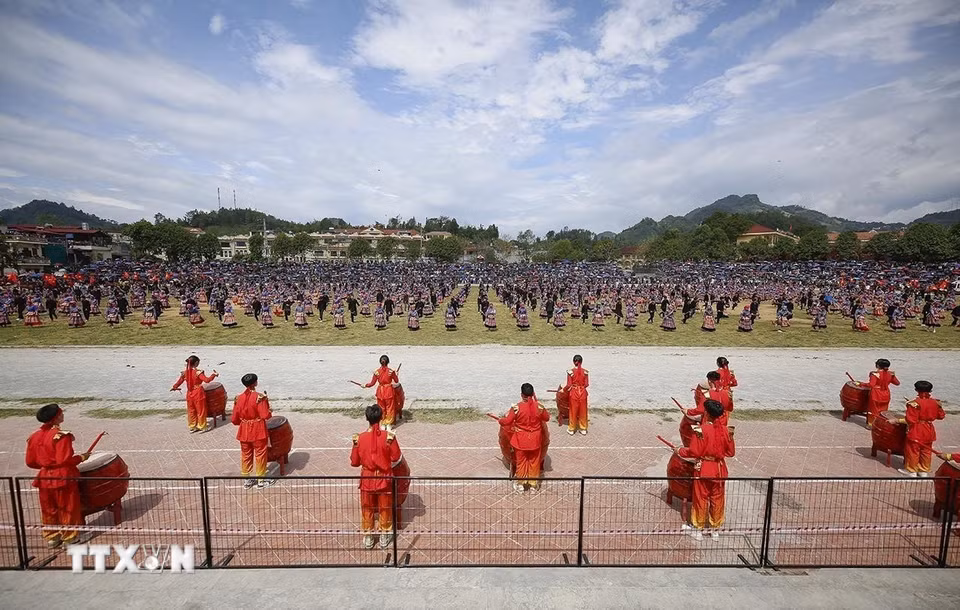 Chương trình nghệ thuật mang đậm bản sắc văn hóa vùng cao Bắc Hà. (Ảnh: Tuấn Khôi/TTXVN)