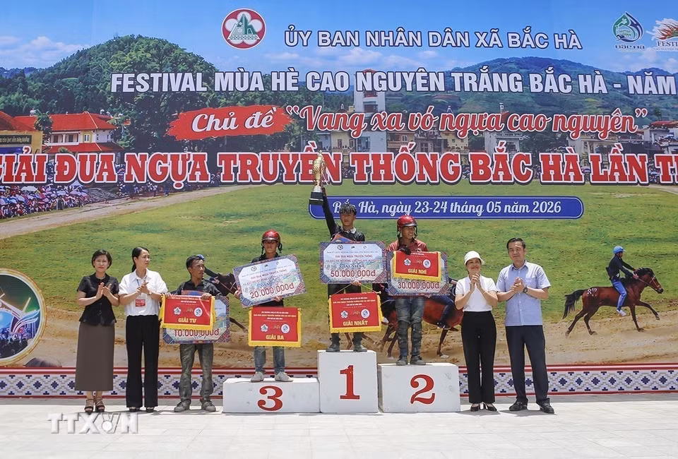 Ban tổ chức trao giải cho các nài ngựa đạt thành tích xuất sắc tại Giải đua ngựa truyền thống Bắc Hà lần thứ 19. (Ảnh: Tuấn Khôi/TTXVN)