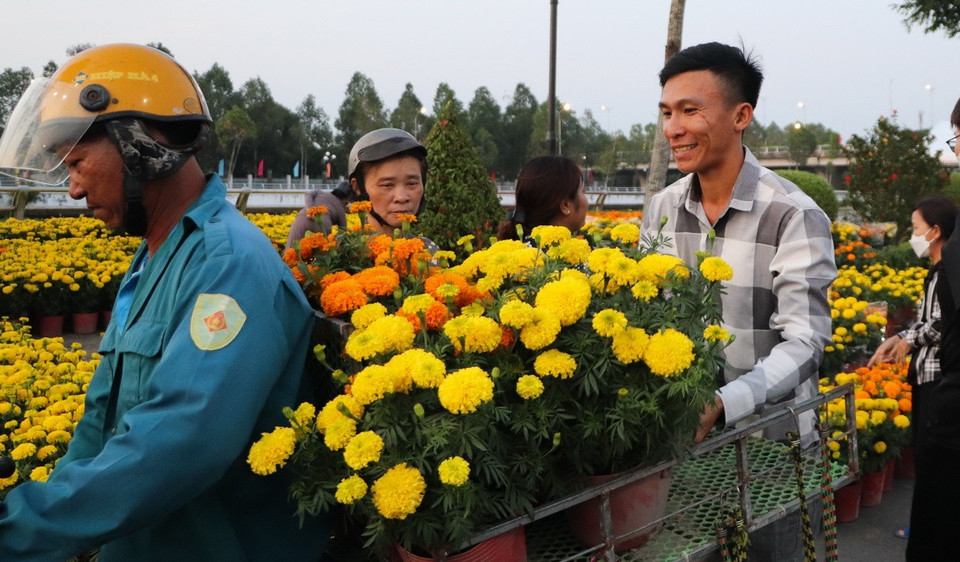 Tiểu thương chuẩn bị chuyển hoa đến người mua. (Ảnh: Hồng Thái/TTXVN)