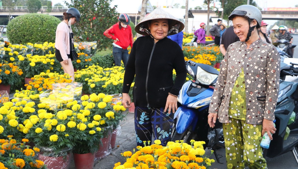 Những ngày cuối năm, chợ hoa Xà No tấp nập người dân đến mua sắm. (Ảnh: Hồng Thái/TTXVN)