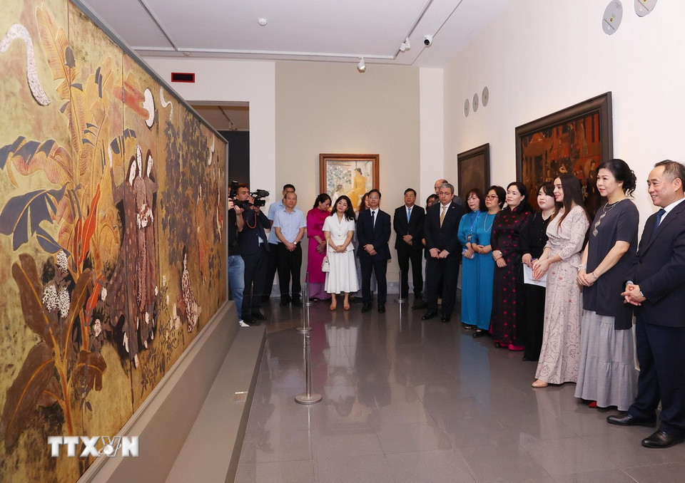 Phu nhân Ngô Phương Ly và bà Leyla Aliyeva, Phó Chủ tịch Quỹ Heydar Aliyev tham quan tại Bảo tàng Mỹ thuật Việt Nam. (Ảnh: Văn Điệp/TTXVN)